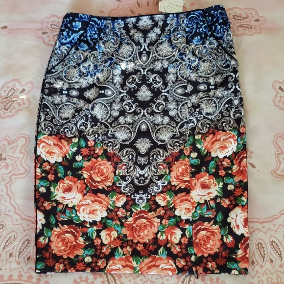 Boston Proper Mirrored Vase Skirt. Floral Pencil - Picture 6 of 13